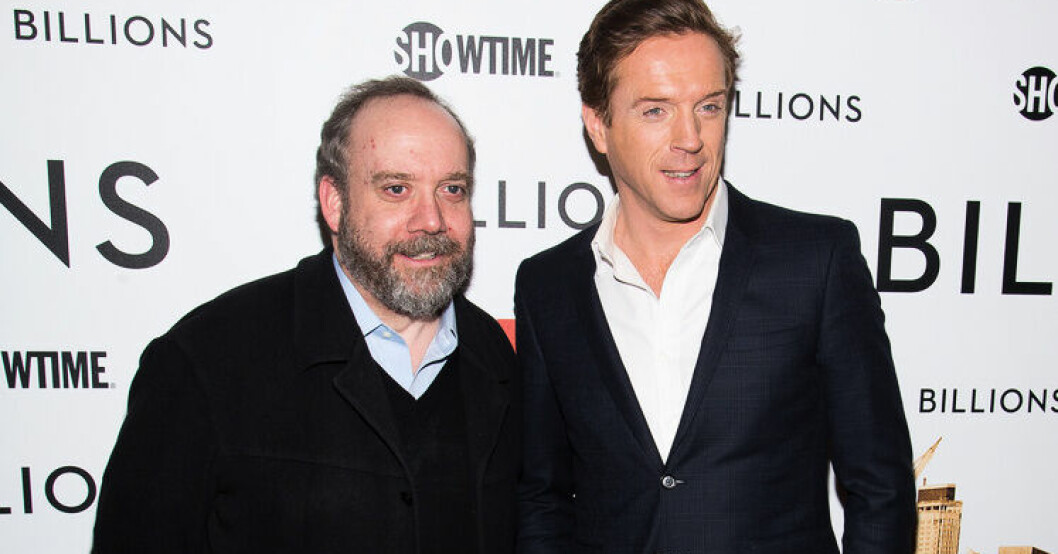 "Billions" storstjärnor Paul Giamatti och Damian Lewis vid premiären i New York 2016. I höst sänds den sjunde och sista säsongen. Arkivbild. Damian Lewis tillbaka i finalen av "Billions"