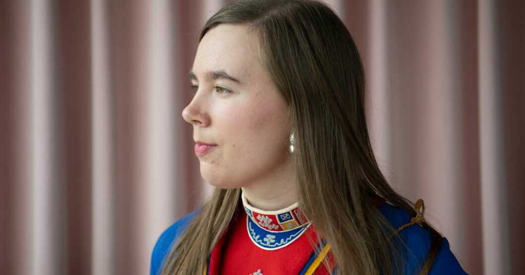 "Jag skulle aldrig säga att en människa som bär på det samiska arvet och identifierar sig som same inte är det" säger Moa Backe Åstot. Dubbel kris för samisk tonåring