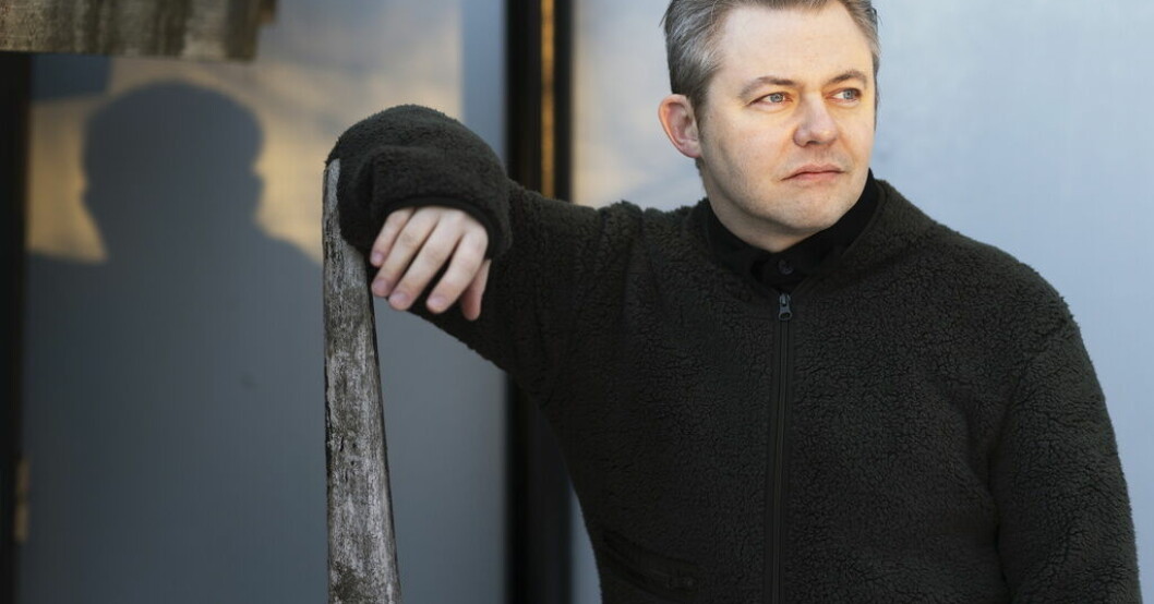 "Jag tror att läsarna skulle tycka om mina andra böcker också, men de har inte blivit så spridda" säger författaren Mikael Berglund efter att ha fått Sveriges Radios romanpris. Pressbild. Glesbygdskärlek prisas av läsarna