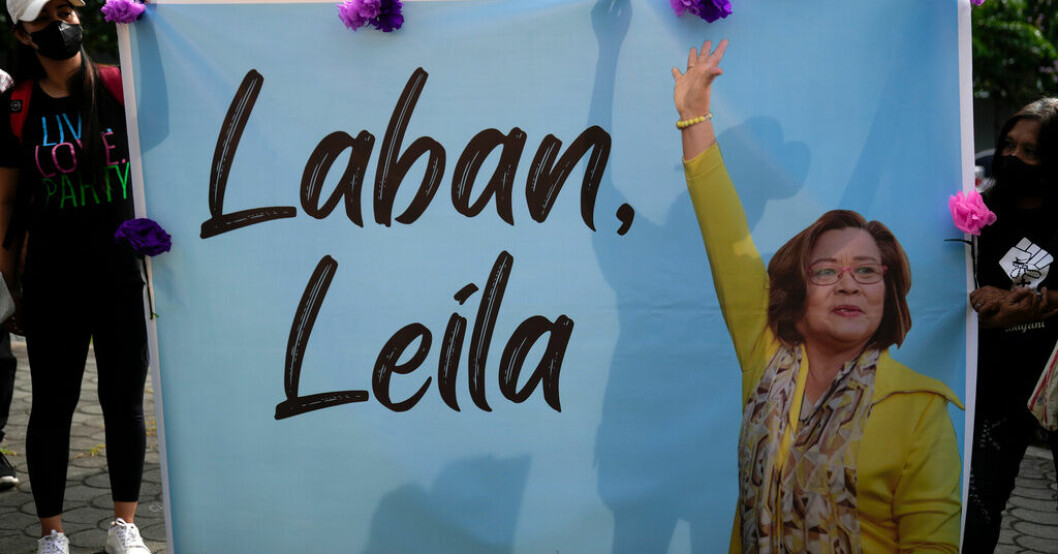 "Kämpa Leila" – Leila de Limas anhängare samlades utanför domstolen i Muntinlupa. Fängslad Duterte-kritiker frias i Filippinerna
