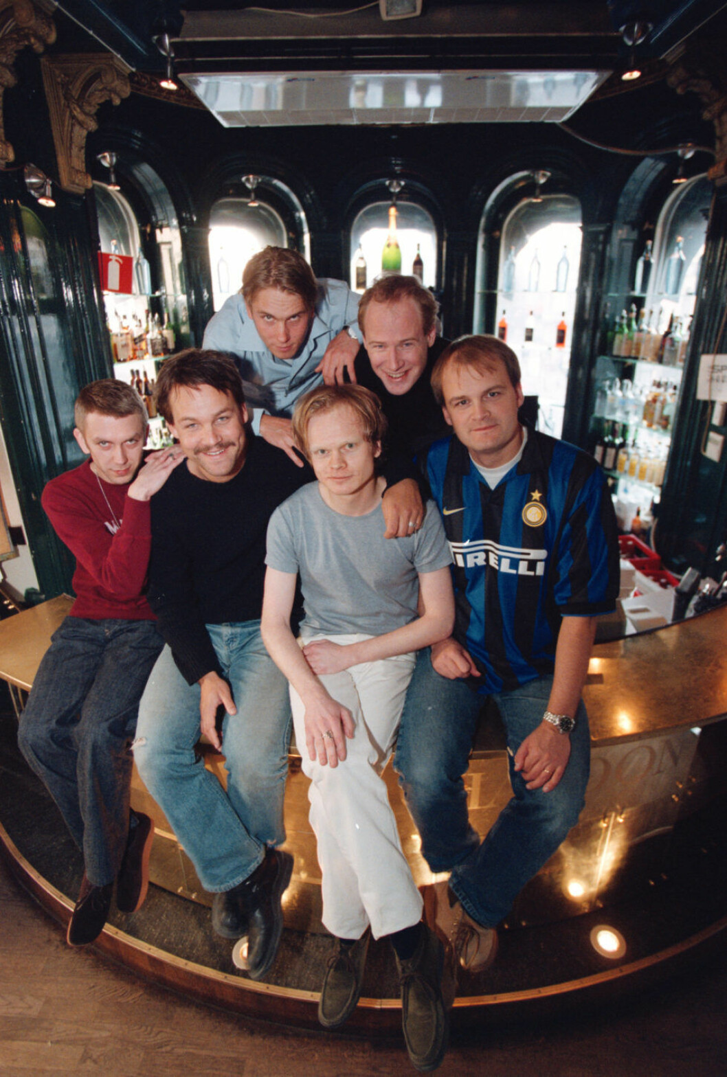 “Killinggänget” Främre raden fr.v Andres Lokko, Henrik Schyffert, Martin Luuk och Johan Rheborg. Bakre raden fr. v Jonas Inde och Robert Gustafsson. "KILLINGGÄNGET" FR.V. ANDRES LOKKO, JOURNALIST CHEFREDAKTÖR FÖR POP, HENRIK SCHYFFERT, MUSIKER, JONAS INDE, SKÅDESPELARE, MARTIN LUUK, MANUSFÖRFATTARE, ROBERT GUSTAFSSON, SKÅDESPELARE OCH JOHAN RHEBORG, SKÅDESPELARE SVERIGE