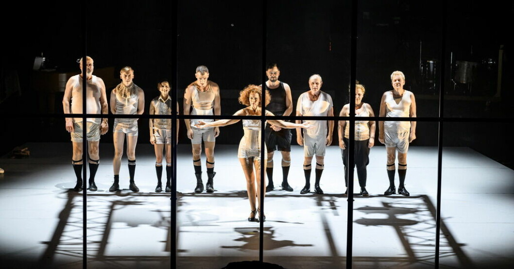 "Mefisto" av Klaus Mann spelas på Dramaten i regi av Natalie Ringler. Pressbild. "Mefisto" synar allas ansvar för nazismen