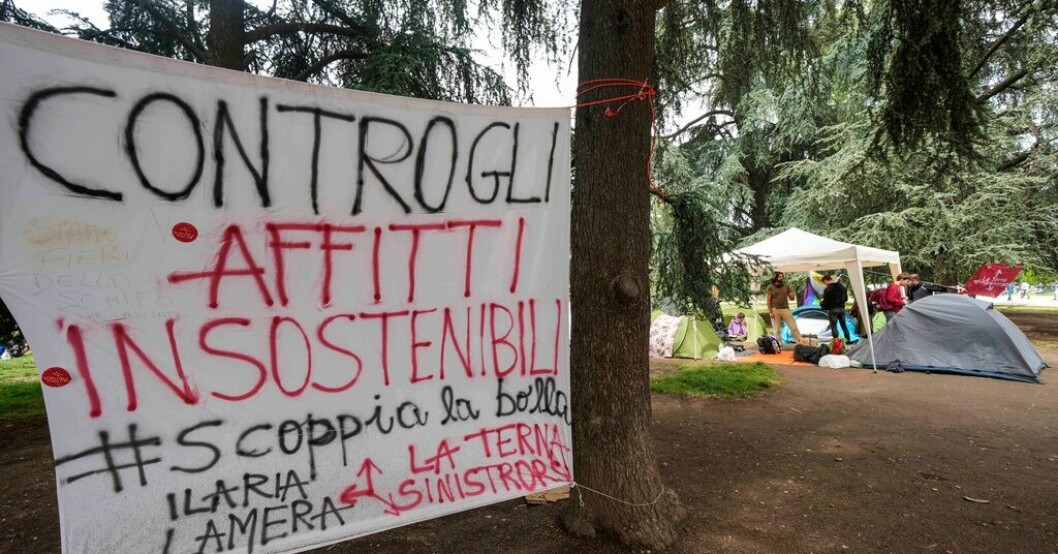 "Mot ohållbara hyror" står det på en banderoll som satts upp vid Politecnico di Milano, Italiens största universitet för teknik, arkitektur och design. Italienska studenter tältar – mot höga hyror