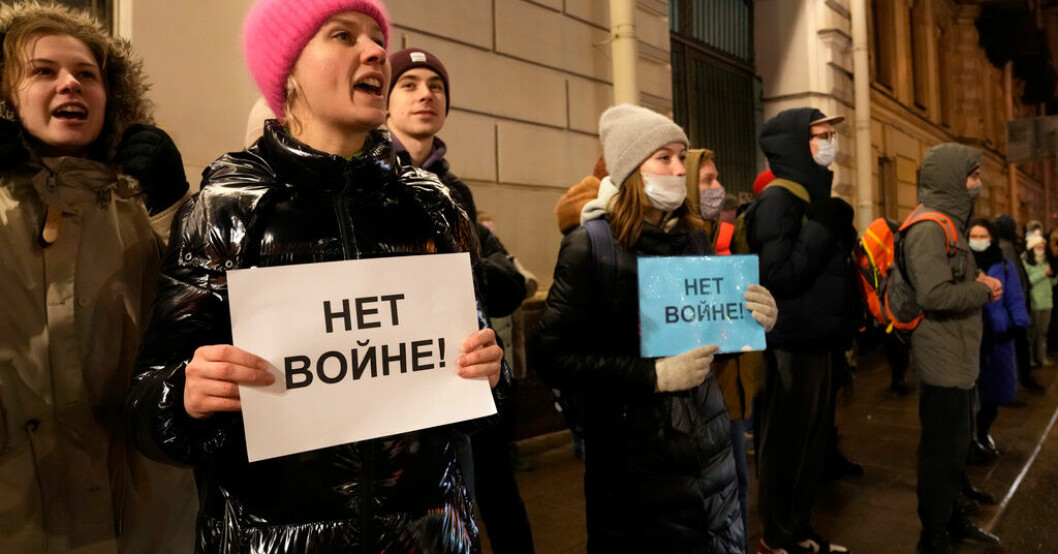 "Nej till kriget" står det på skyltarna som demonstranter i St Petersburg höll i händerna i slutet av februari 2022. Arkivbild. Expert: Putin kan offra hundratusentals fler