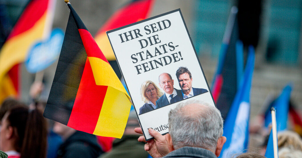 "Ni är statsfiender!". När AFD arrangerade en demonstration mot energipolitiken och inflationen i höstas bar en man denna skylt, riktad mot förbundskansler Olaf Scholz och hans regering. Arkivbild. Ytterhögern näst störst i Tyskland
