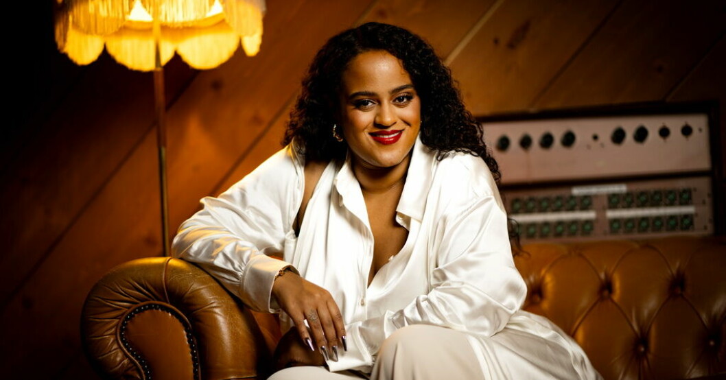 "Nu tror jag att jag mer förstår att livet är en form av process. Att man växer tillsammans och man lär sig att kommunicera", säger Seinabo Sey. Terapin lärde Seinabo Sey att sjunga om kärlek