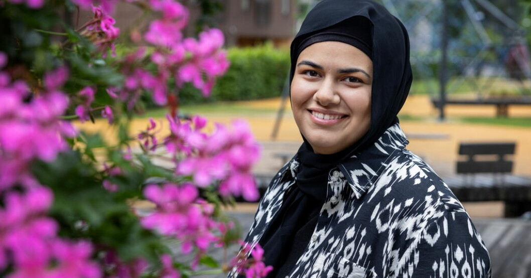"Om man är inne i en konversation och pratar ser man inte det som händer runt omkring", säger Nora Khalil som ska sommarprata om hur blyghet varit en fördel som författare. Blygheten gjorde Nora Khalil till författare