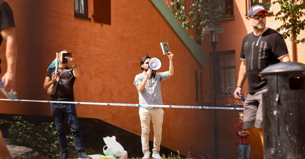 "Vi kommer att bränna koranen. Vi kommer att säga: vakna Sverige", sade Salwan Momika när han brände en koran utanför en moské på Södermalm i Stockholm i förra veckan. Expert: Koranbränning kan strida mot lagen