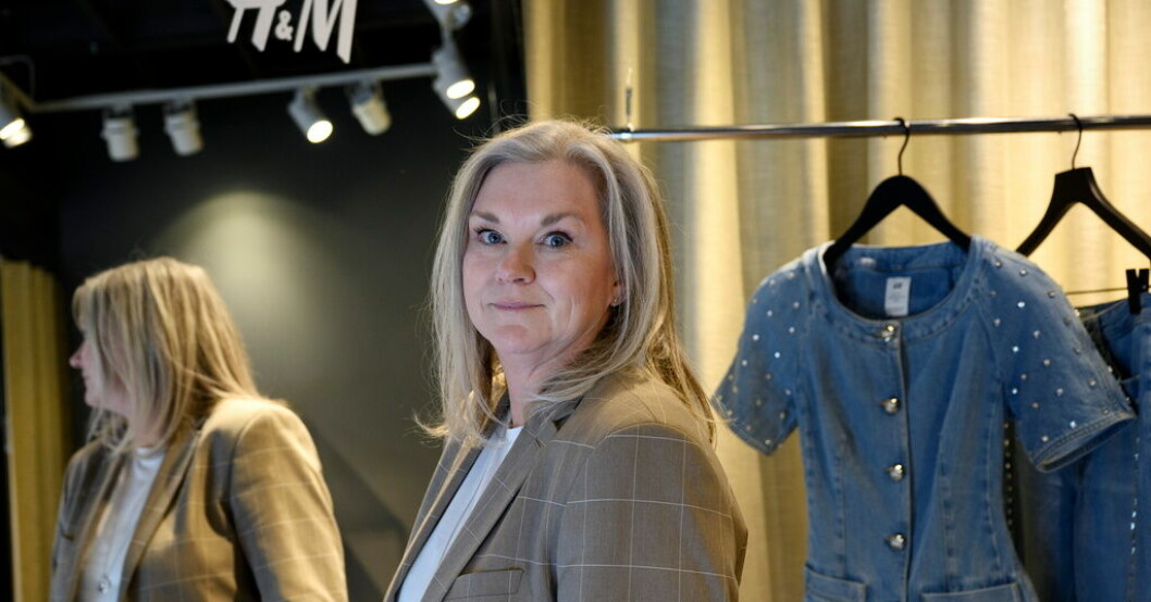 "Vi vet att det har varit och fortfarande är en tuff period för våra medarbetare. Det är naturligtvis något vi är ledsna över", säger Karin Stenström, HR-chef för H&M i Sverige, om de förkortade arbetstider och ändrade yrkesrollerna för hundratals butiksanställda. De flesta går med på H&M:s kapade arbetstider