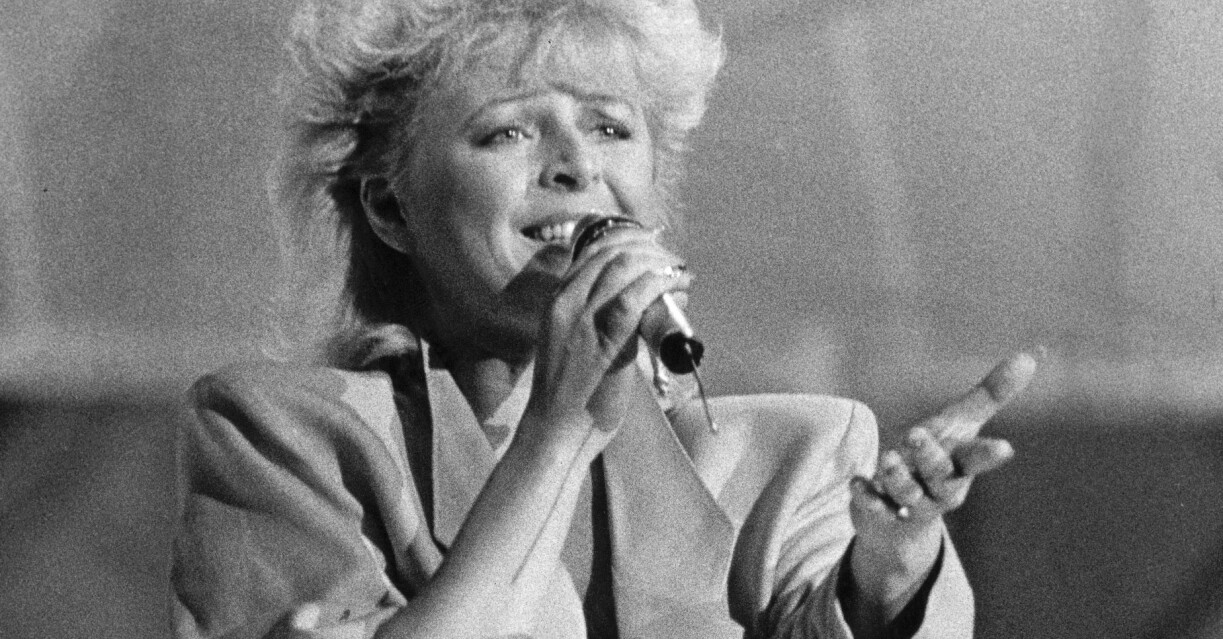 <span class=" bold" data-lab-bold_desktop="bold">1985.</span> Kikki Danielsson vinner Melodifestivalen med låten Bra vibrationer skriven av Ingela ”Pling” Forsman.