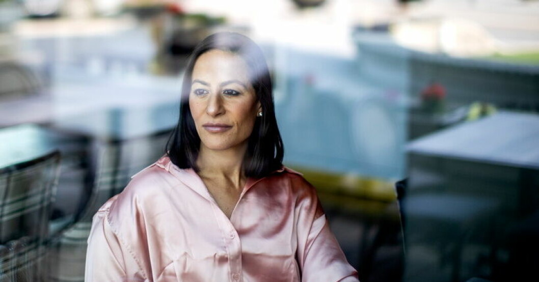 “Pappa hade tagit mitt pass så jag kunde inte rymma, och om jag hade kunnat – vart skulle jag ta vägen? Jag hade inget annat val än att spela med”, säger Hanna Saadi, som giftes bort när hon var 18 år. Hanna Saadi blev bortgift mot sin vilja