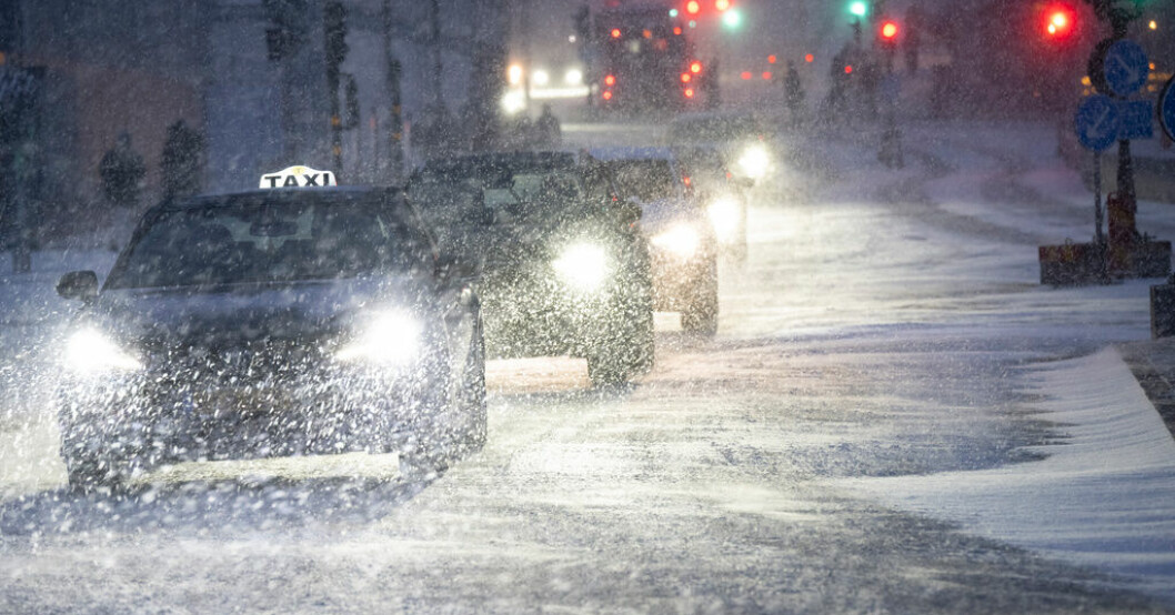 Blåsigt och snöfall i Stockholm på tisdagskvällen. ”Stockholm nästa” för det stora snöfallet – flera olyckor runt om i Sverige