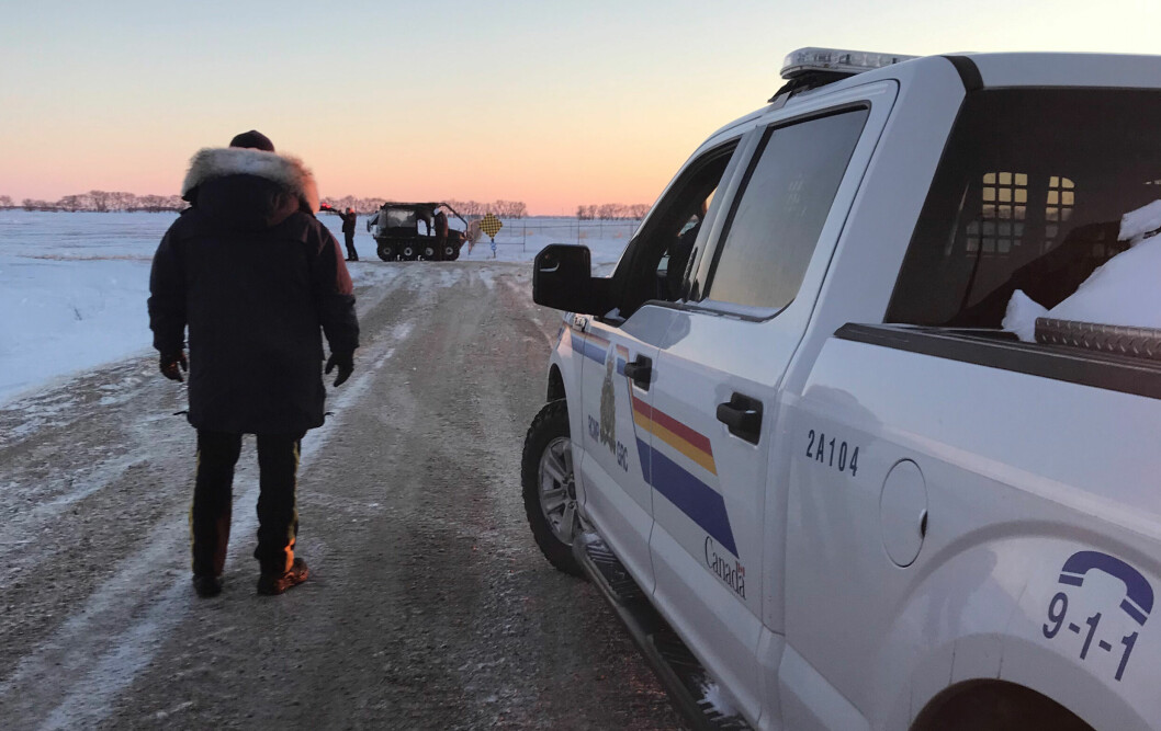 <strong>Polisen hittade familjen runt 09.30 på onsdagsmorgonen, efter att polisen stoppat en bil och senare en grupp migranter. </strong>