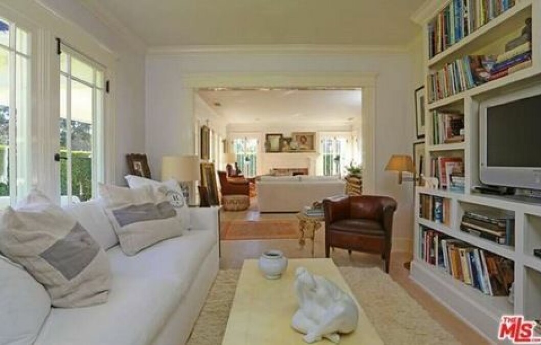 0227-lena-dunham-la-home05-480w