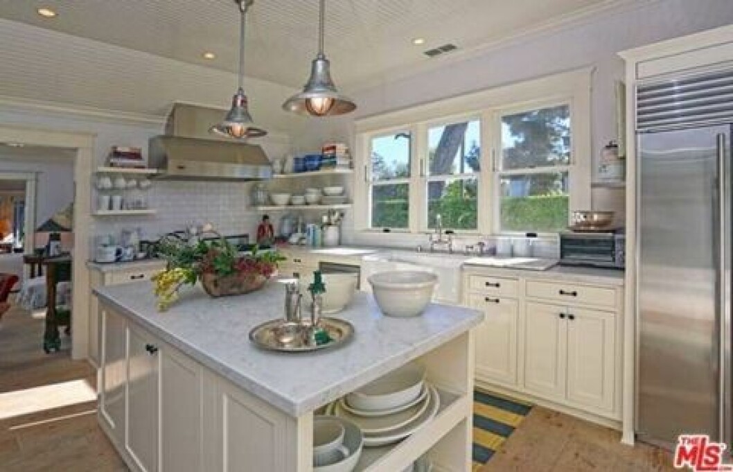 0227-lena-dunham-la-home13-480w
