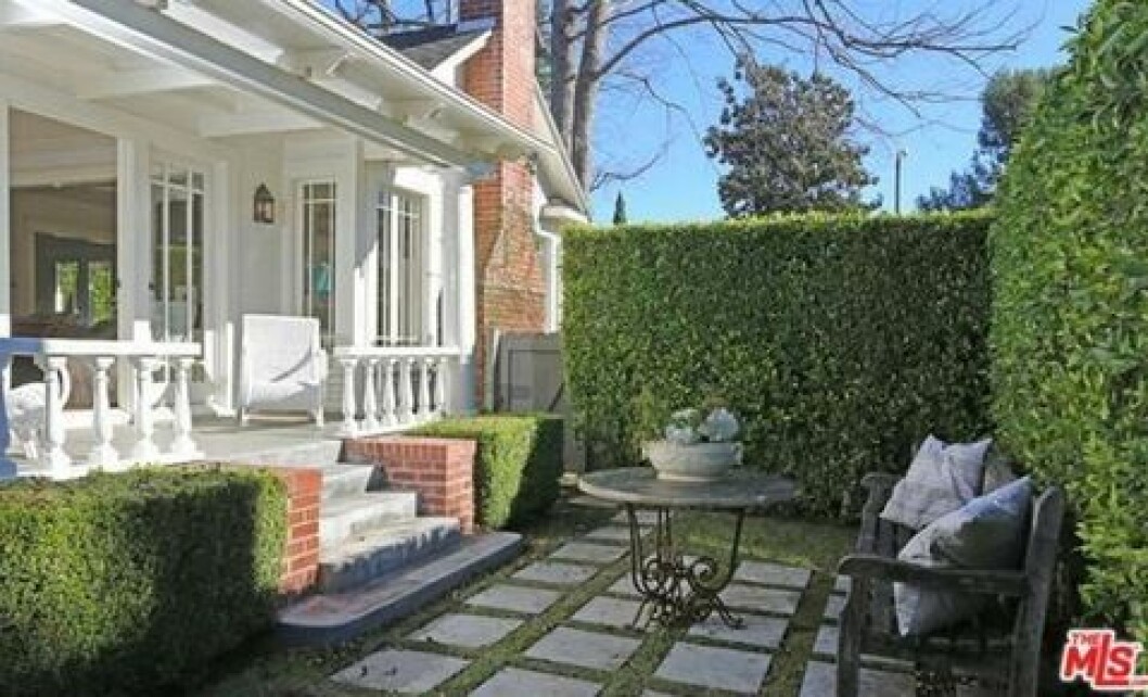 0227-lena-dunham-la-home18-480w