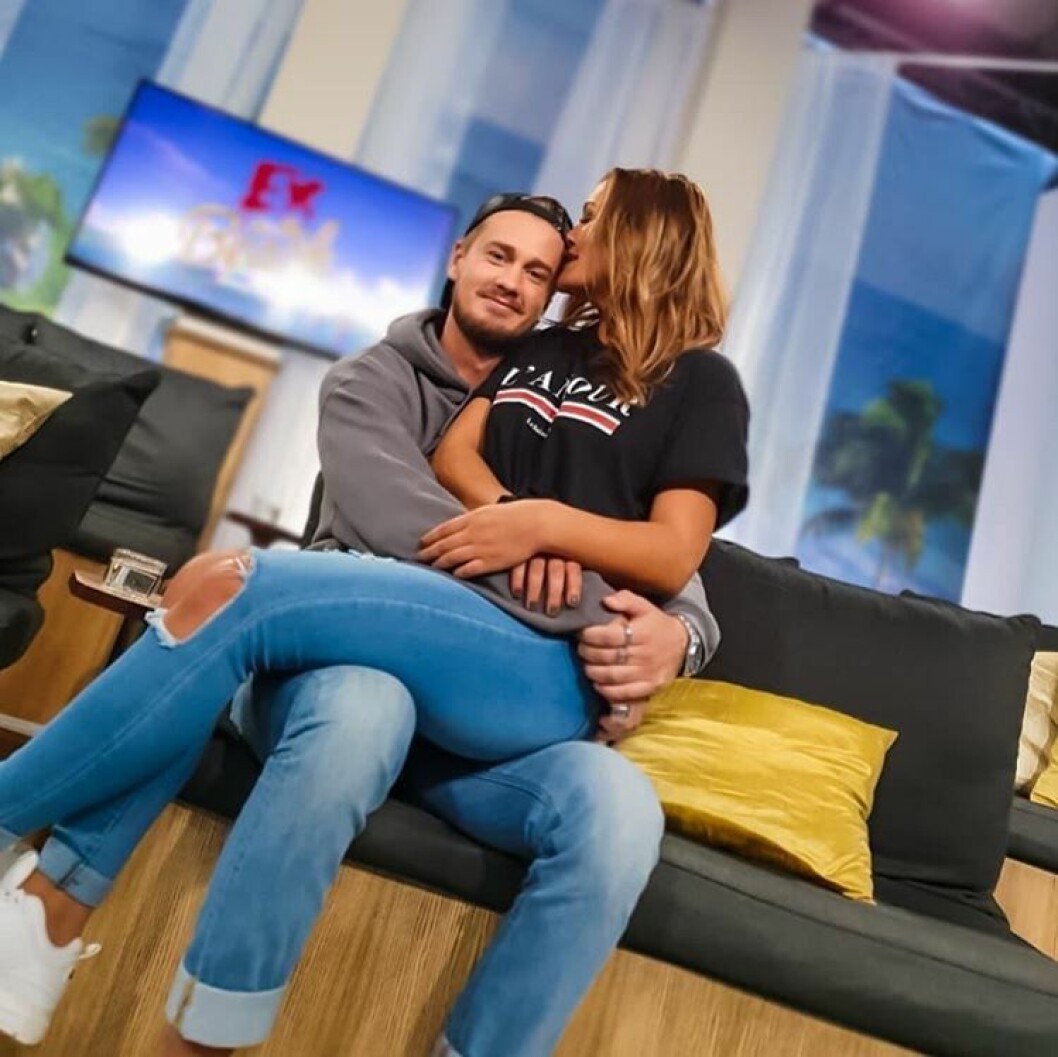 Pella och David i studion där eftersnacksprogrammet Exen berättar allt spelas in. Pella och David i studion där Exen berättar allt spelas in