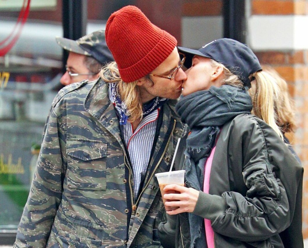 Tom Daly är Elsa Hosk pojkvän och nu visar de öppet sina känslor. Tom är Elsa Hosk pojkvän och nu visar de öppet sina känslor.