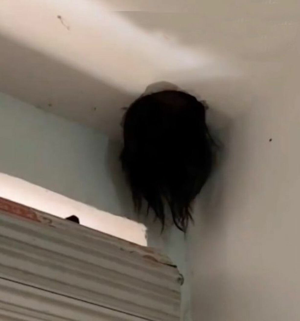 ”Som i The Ring”, skriver en person som menar att denna inte borde kolla på läskiga klipp sent på natten. På bilden syns bara ett huvud täckt av hår i taket …