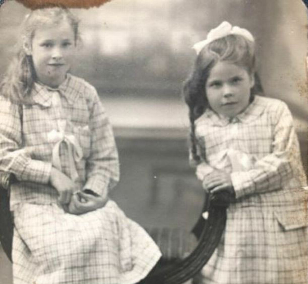 Renee och systern Nancy, till vänster. Renee är fyra år och har rosett i håret. Renee och systern Nancy. Renee är fyra år och har rosett i håret.