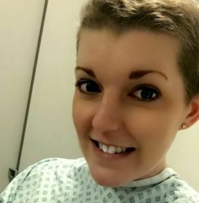 Danni friskförklarades från sin bröstcancer 2018, men i slutet av förra året hade den kommit tillbaka. Danni med kort hår i sjukhuskläder.