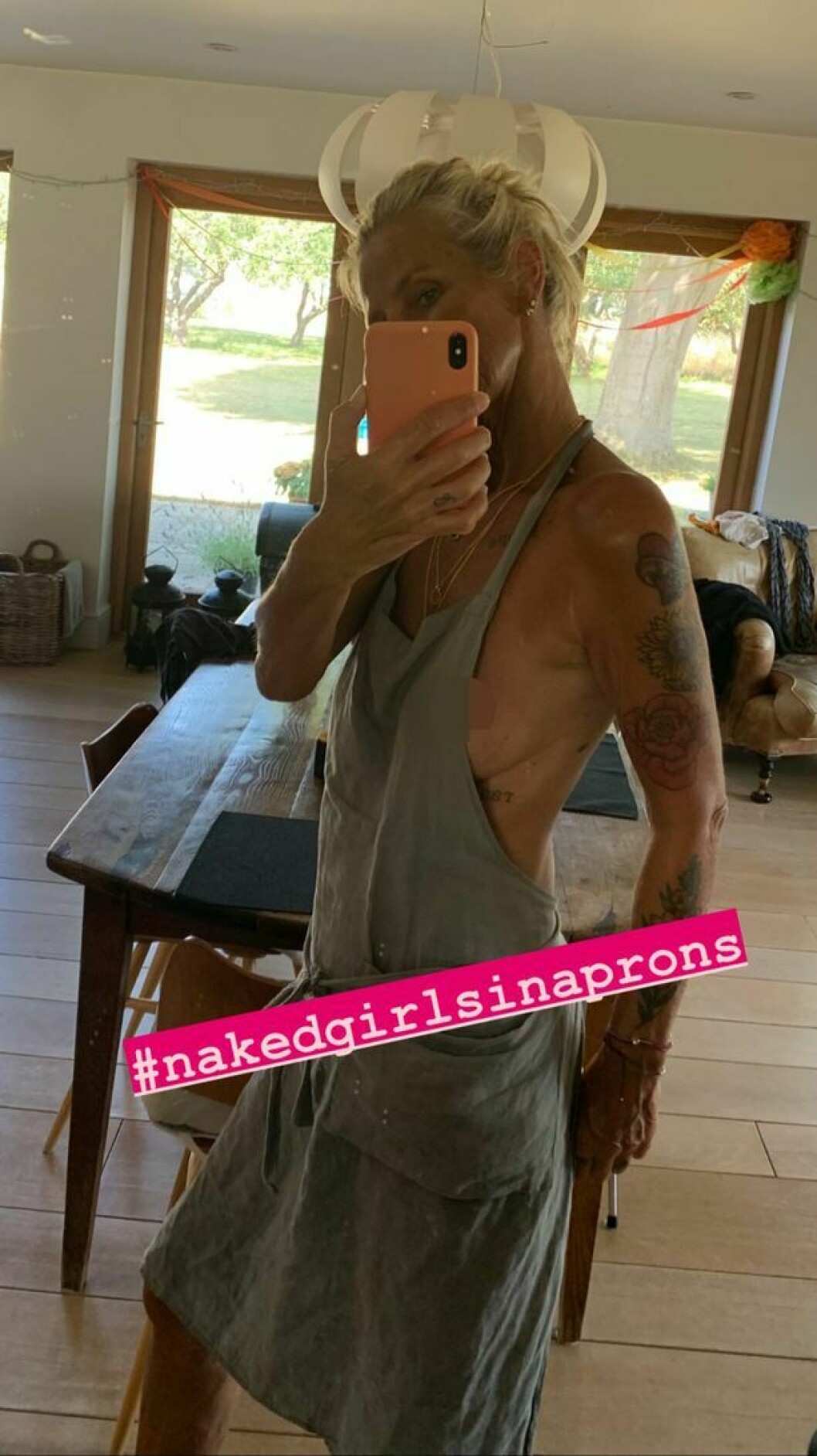 Ulrika Jonssons nya nakenchock – är endast iklädd ett förkläde.
