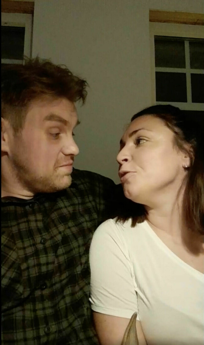 Jens är vän med bondeparet Backis och Evelina. Bonde-Backis och flickvän.