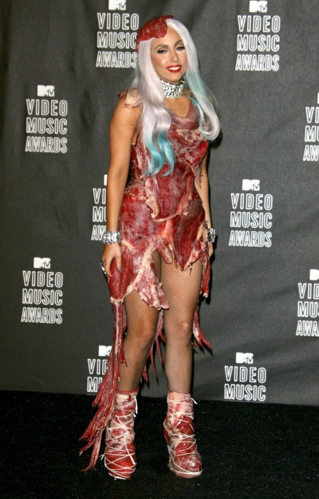 Lady Gaga i sin köttklänning 2010. 10-1224340at.jpg