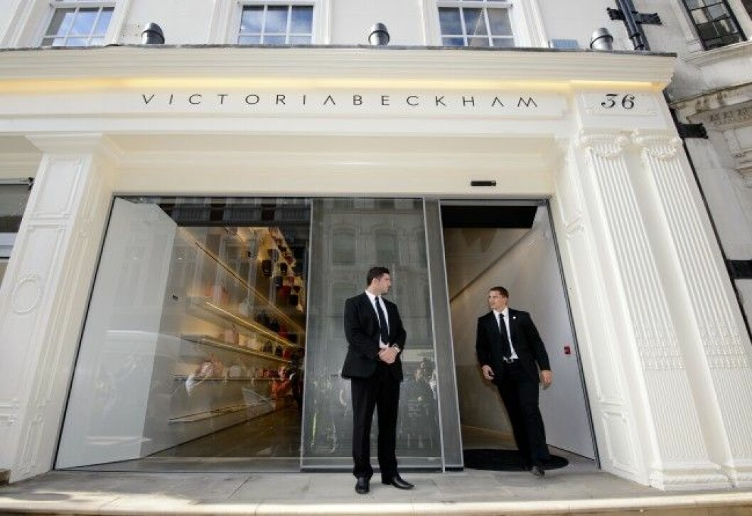 Victoria Beckham flaggskeppsbutik i Mayfair har vakter som också kostar pengar.