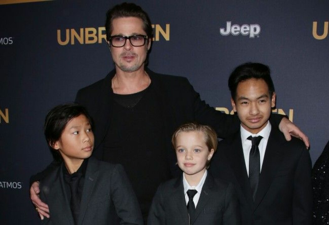 John på premiären av filmen <em>Unbroken</em>, uppklädd i kostym och slips och i sällskap med resten av grabbarna i familjen. Foto: All Over Press 10-4301910h.jpg