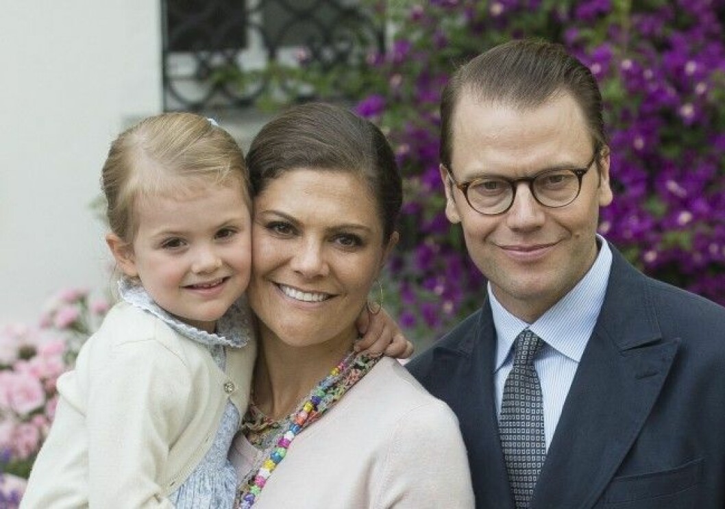 Kronprinsessan Victoria, prins Daniel och prinsessan Estelle längtar enormt efter sin nya familjemedlem. Foto: IBL Kronprinsessan Victoria, prins Daniel och prinsessan Estelle längtar enormt efter sin nya familjemedlem. Foto: IBL