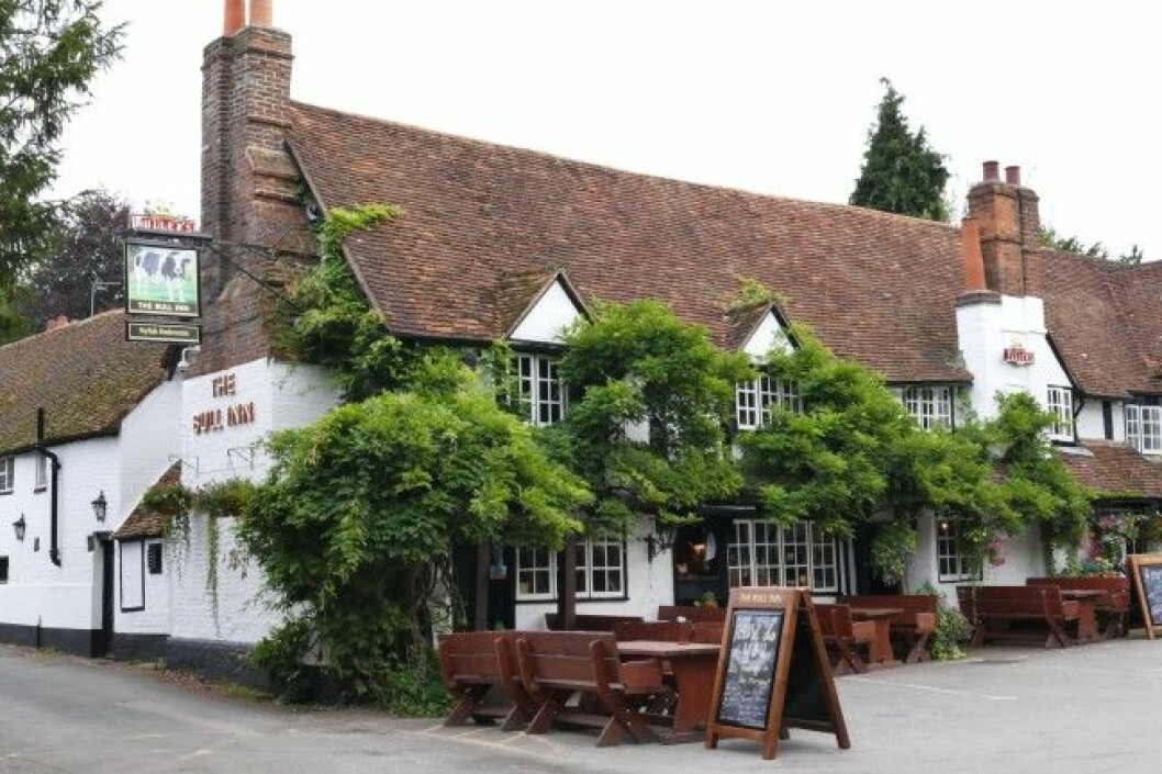 George Clooney och Amal Clooney ser till att de är säkra på puben The Bull Inn också som ligger i närheten av hemmet..