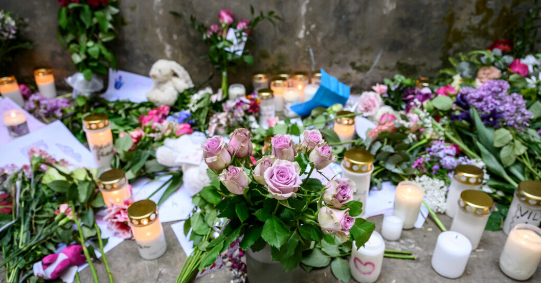 Svedala i början av veckan: Ljus, blommor och teckningar på minnesplatsen vid gymnastiksalen på Kyrkskolan på Malmövägen i centrala Svedala. Arkivbild. 10-årig flicka föll från skoltak nu misstänks mindreårig