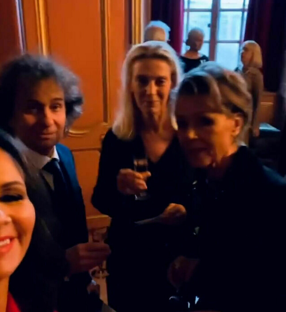 De tog sig även några förfriskningar i form av champagne. MAGNUS UGGLA, LOLLO UGGLA