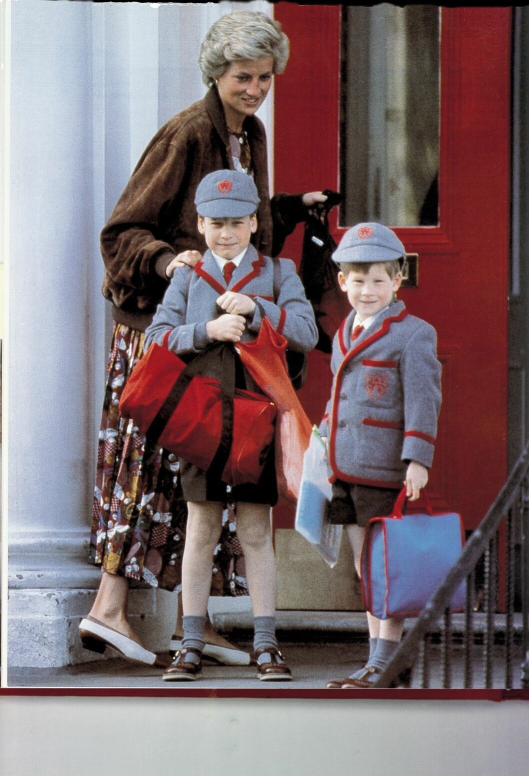 Två nöjda prinsar med sin vackra mamma Diana år 1990. Två nöjda prinsar med sin vackra mamma Diana år 1990.