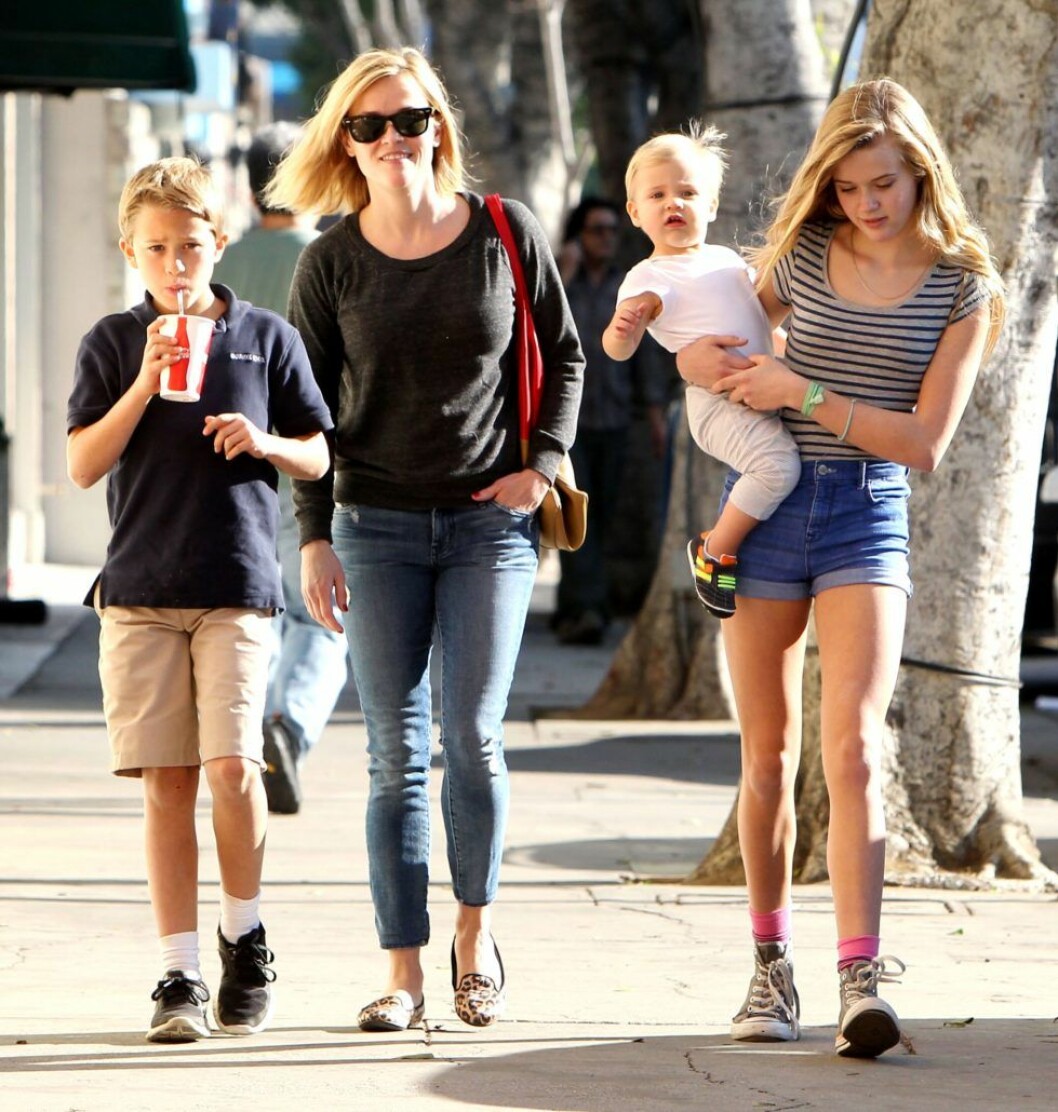 Reese Witherspoon med barnen Deacon Phillippe, Tennessee Toth och Ava Phillippe.