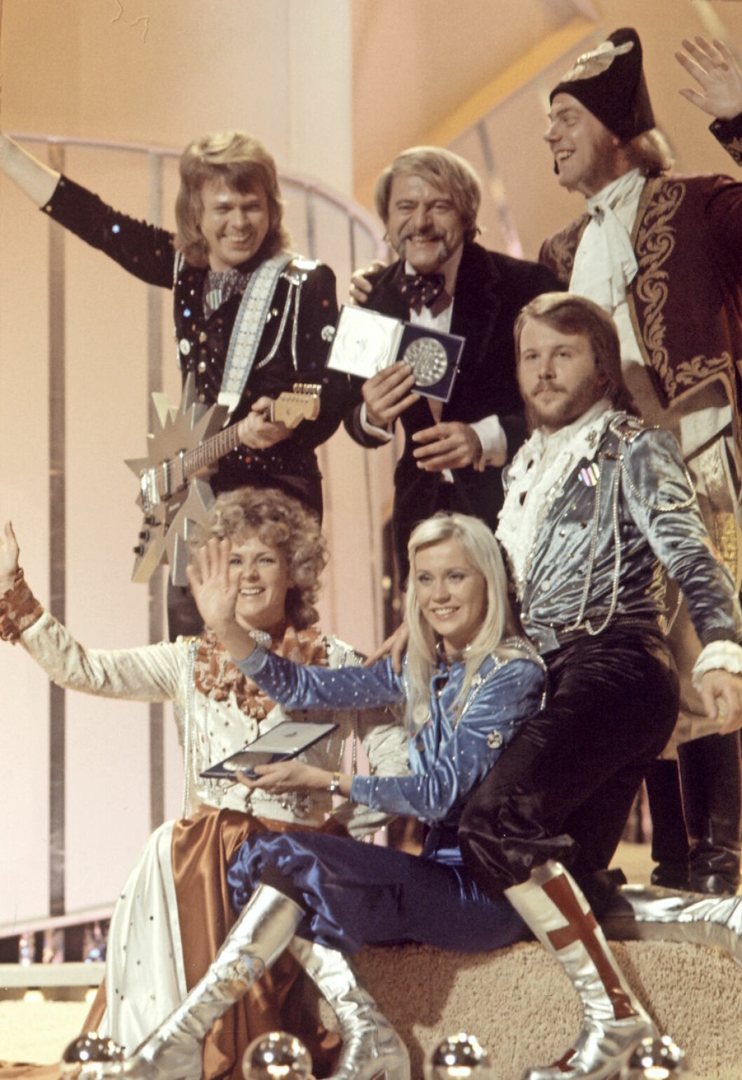 ABBA vinner med waterloo men i Sverige ansågs de för kommersiella.
