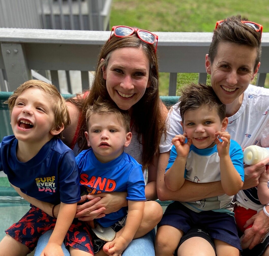 Mammorna KC och Lena adopterade tre biologiska bröder – trots att det till en början endast letade efter ett barn. ”Vi gjorde det på magkänsla”, berättar de i tv-programmet Good Morning America.