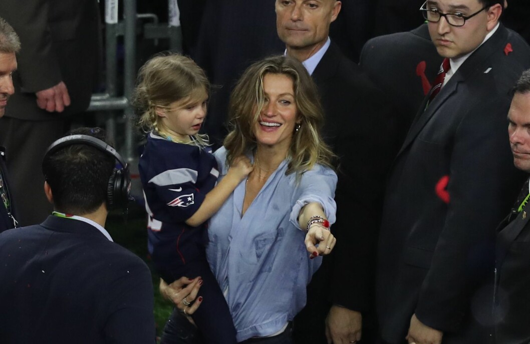 Giselle med dottern Vivian. Tom Brady's wife Gisele Bundchen celebrates the New England Patriot's Super Bowl Victory with Tom Brady's daughter Vivian during Super Bowl 51 played at NRG Stadium Houston Texas on Sunday February 5th 2017
