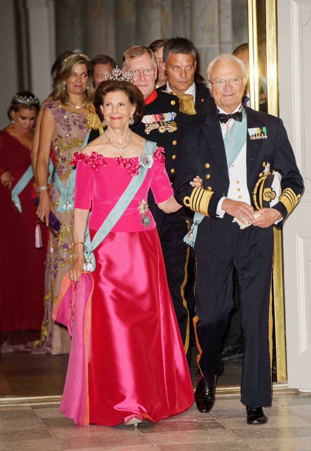 Kung Carl Gustaf och drottning Silvia. FOTO: IBL Kung Carl Gustaf och drottning Silvia ler