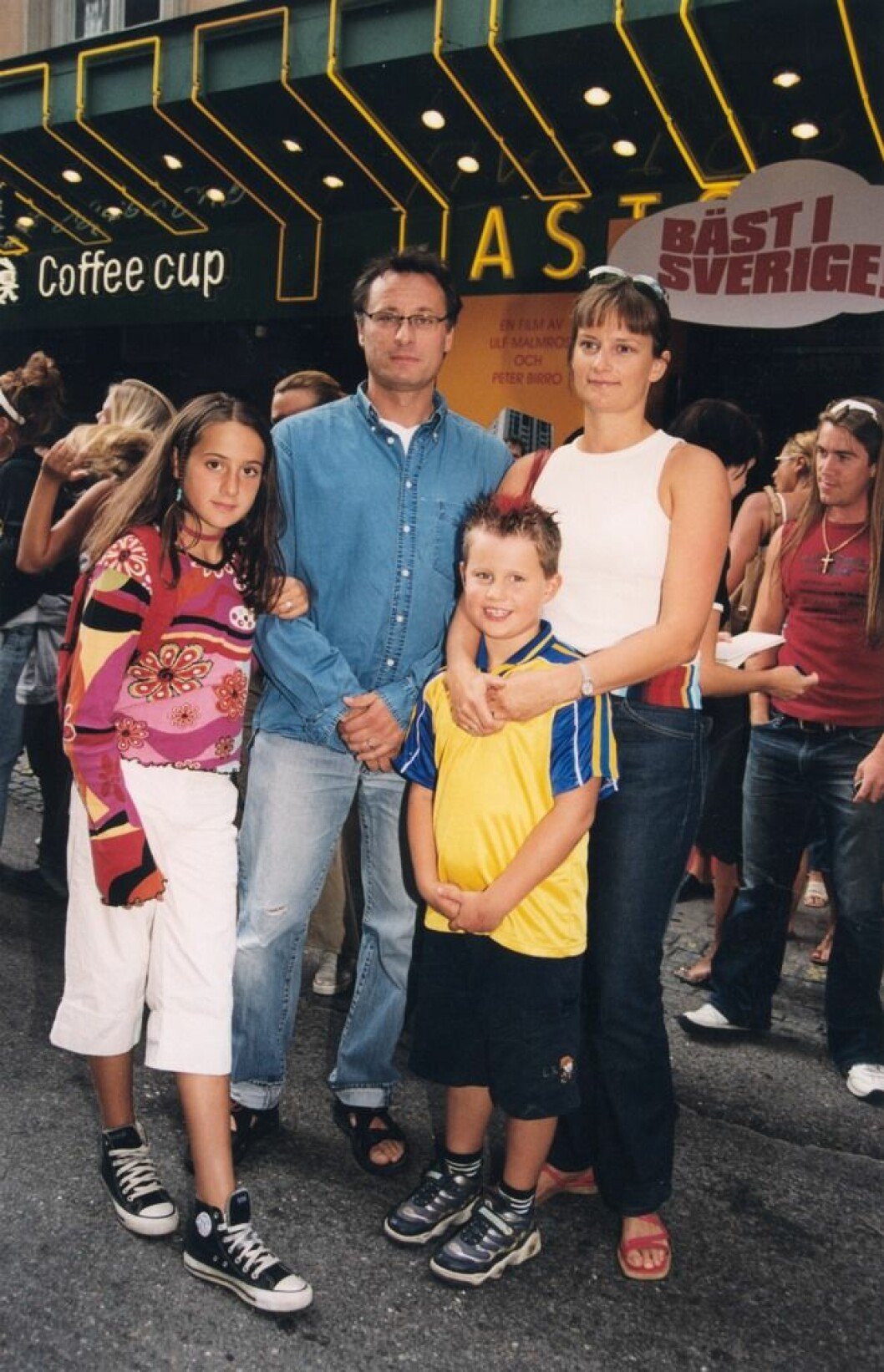 Michael Nyqvist tillsammans med hustrun Catharina och barnen Ellen och Arthur år 2002.