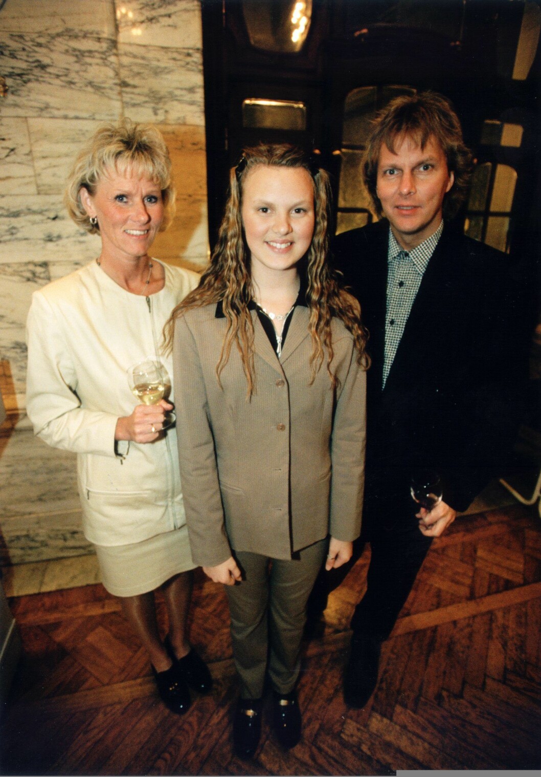 Sanna Nielsen 12 år gammal med mamma Ing Marie och pappa Christer. 120638.jpg