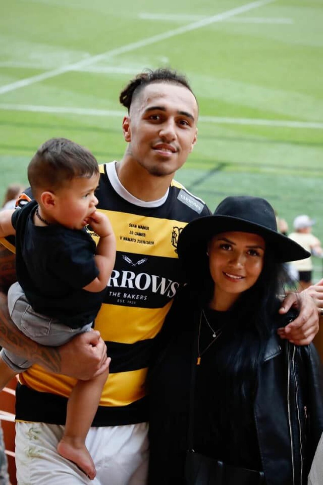 Sean Wainui, 25, med hustru och barn. Han dog i en bilolycka bekräftar nu rugbyunionens i ett pressemeddelande.