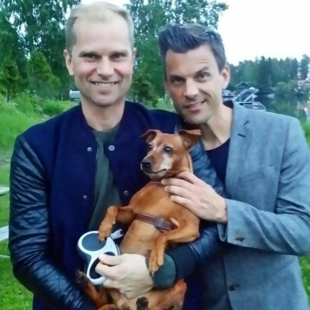 Den olydiga dvärgpinschern Tyra med Matthias Lidin och Mattias Wasén. 12787413_10153841268715661_2025734707_o