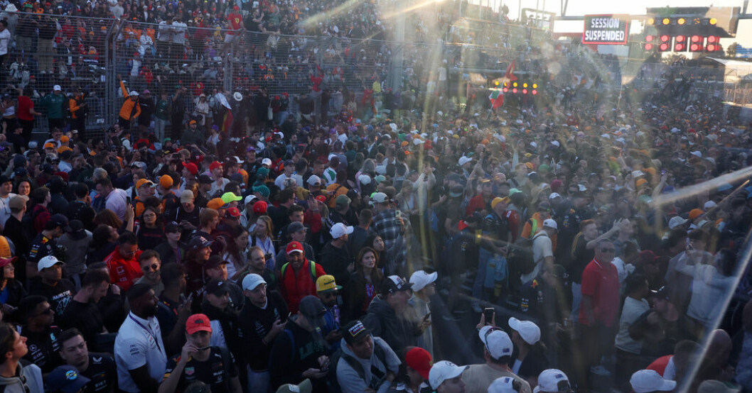 131|000 åskådare var på plats i Melbourne för att se F1-loppet på söndagen.Totalt besökte 440|000 fans tillställningen mellan torsdagen och söndagen, ett nytt besöksrekord. F1-loppet utreds efter stormning och skada