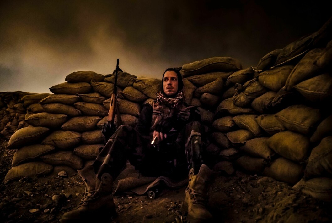 Jesper Söder stred tillsammans med Peshmerga mot terrorgruppen IS. 2018 återvände Jesper hem till Sverige och återgick till ett mer ”normalt Svensson-liv”. Men freden i världen skulle inte hålla länge. Jesper Söd