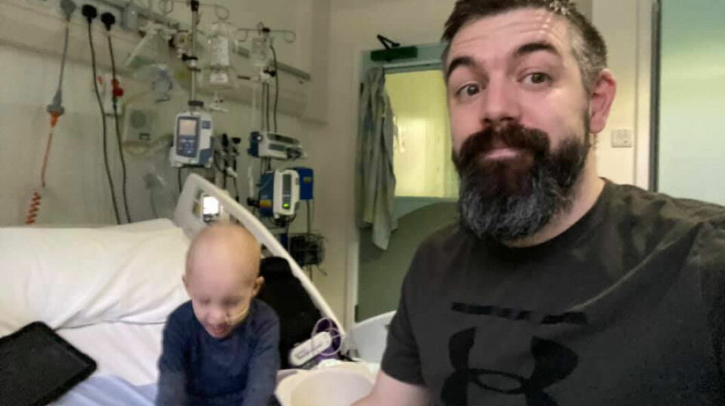 <b>Pappa Phil och Nathaniel busar på sjukhuset. En stor del av tiden har de varit själva då restriktionerna gör att de inte kan ta emot besök.</b> Pappa Phil Gidman och sonen Nathaniel på sjukhuset.