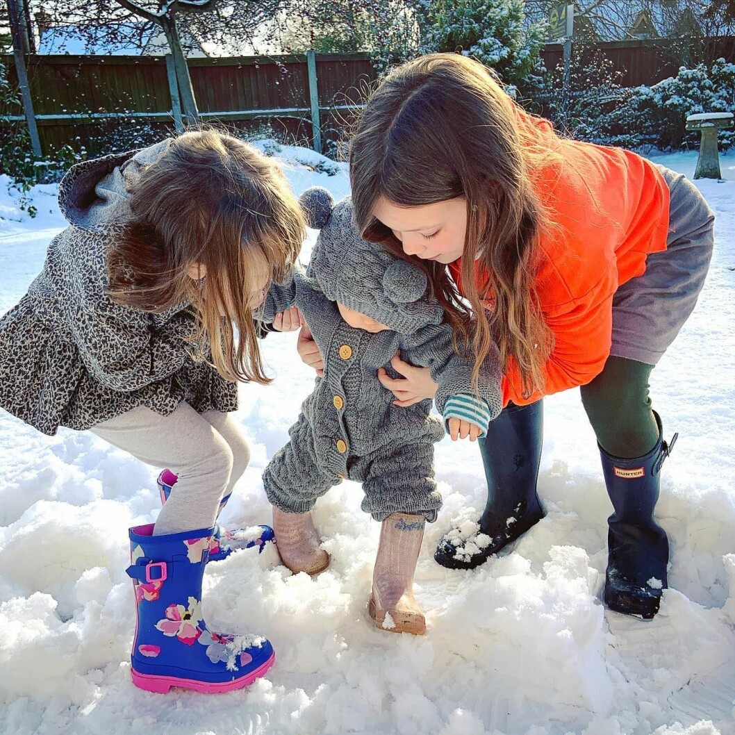 Tillsammans med maken Phil, 35, har de tre barn. Amelia, 9, Fenella, 6 år och 18-månaders gamla bebisen Theodore.