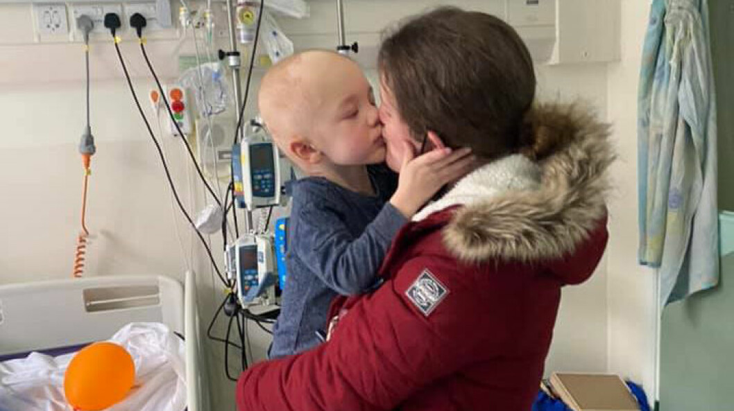 <strong>På grund av restriktionerna har föräldrarna inte kunnat var med Nathaniel på sjukhuset samtidigt. Här kramar Nicola om sonen efter att de varit ifrån varandra länge.</strong> Mamma Nicola Smith kramar om sonen Nathaniel på sjukhuset.