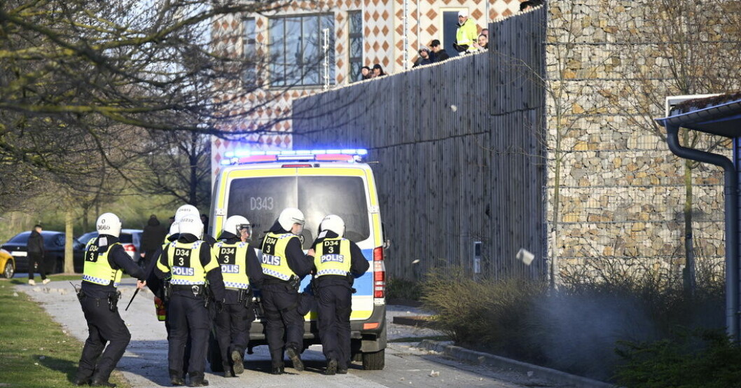 16 april förra året: Motdemonstranter kastar sten mot kravallutrustad polis och en polisbuss vid Skånegården i Malmö där Rasmus Paludan, partiledare för det danska högerextrema partiet Stram kurs, höll en manifestation. Fem 17-åringar döms för påskupplopp i Malmö